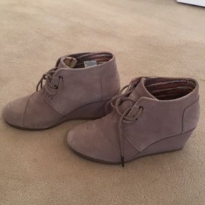 Toms nude suede bootie